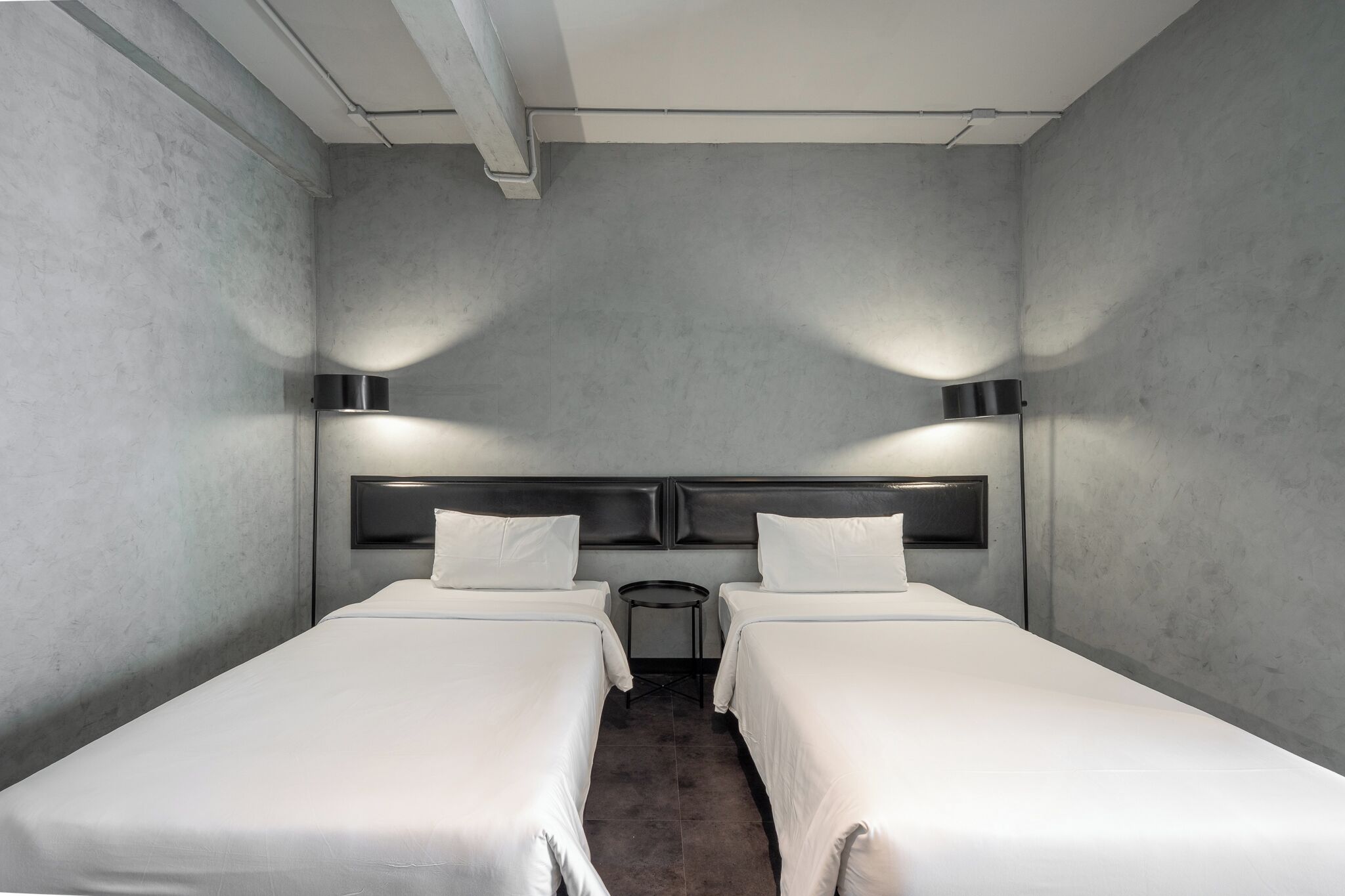 premiere deluxe twin | desk, free wifi, bed sheets