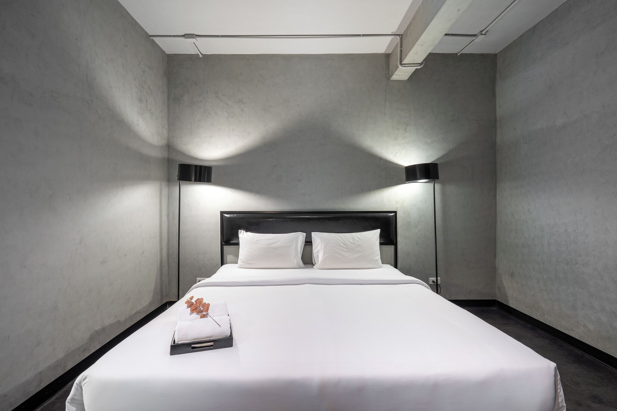 premiere deluxe double | desk, free wifi, bed sheets