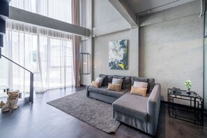 ROYALE | Desk, free WiFi, bed sheets