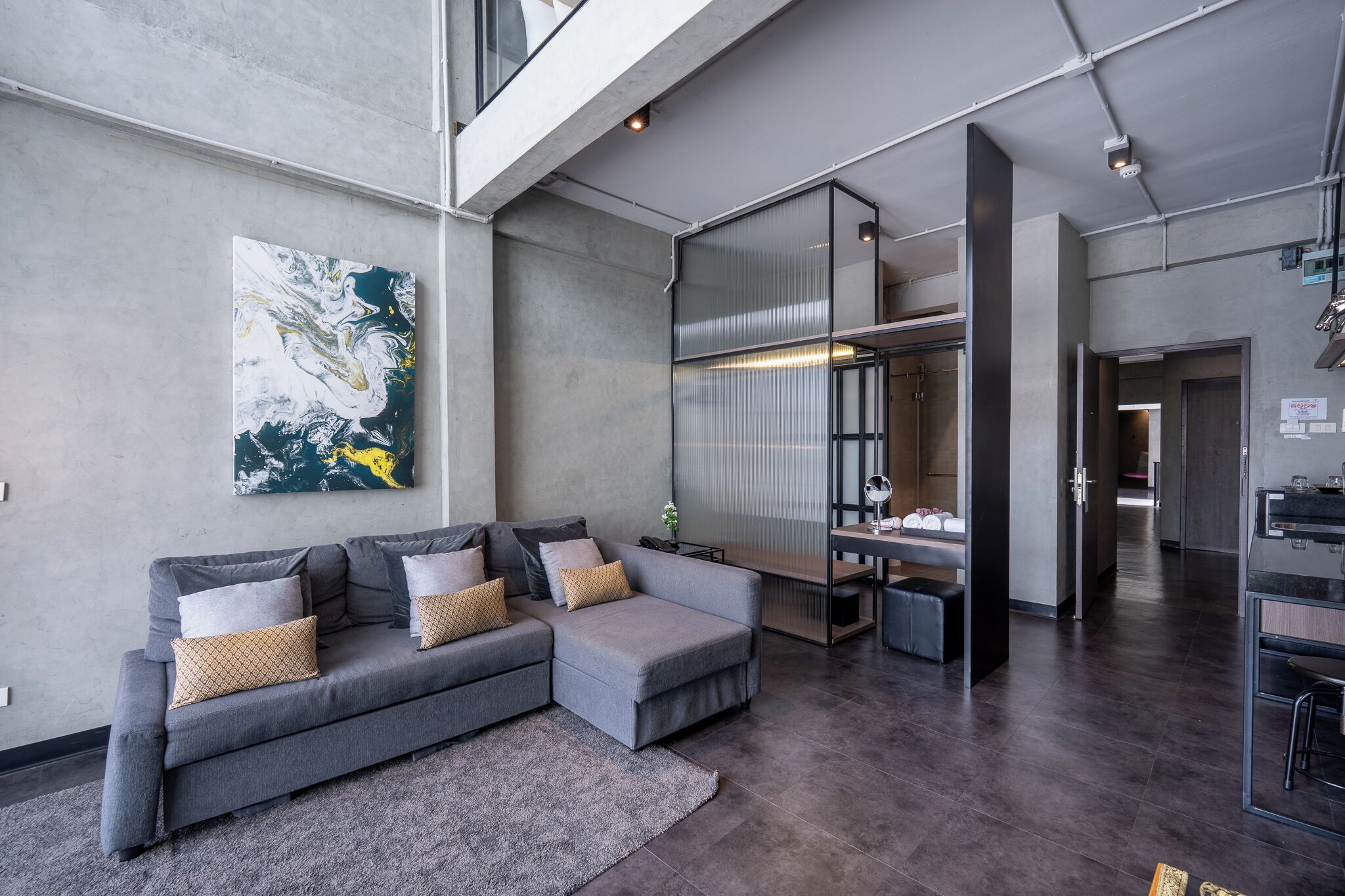 royale | desk, free wifi, bed sheets