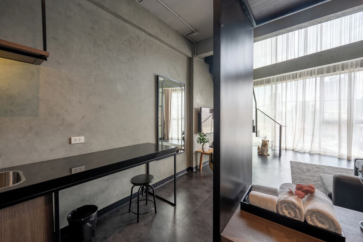 ROYALE | Desk, free WiFi, bed sheets