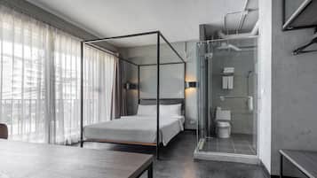 Escritorio, wifi gratis, ropa de cama