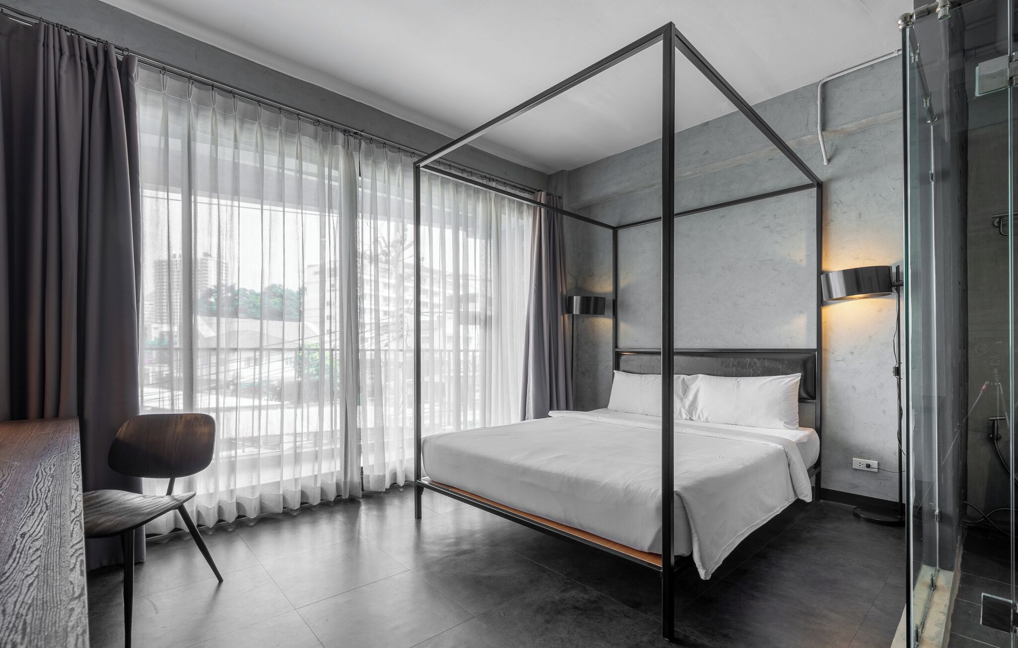 desk, free wifi, bed sheets