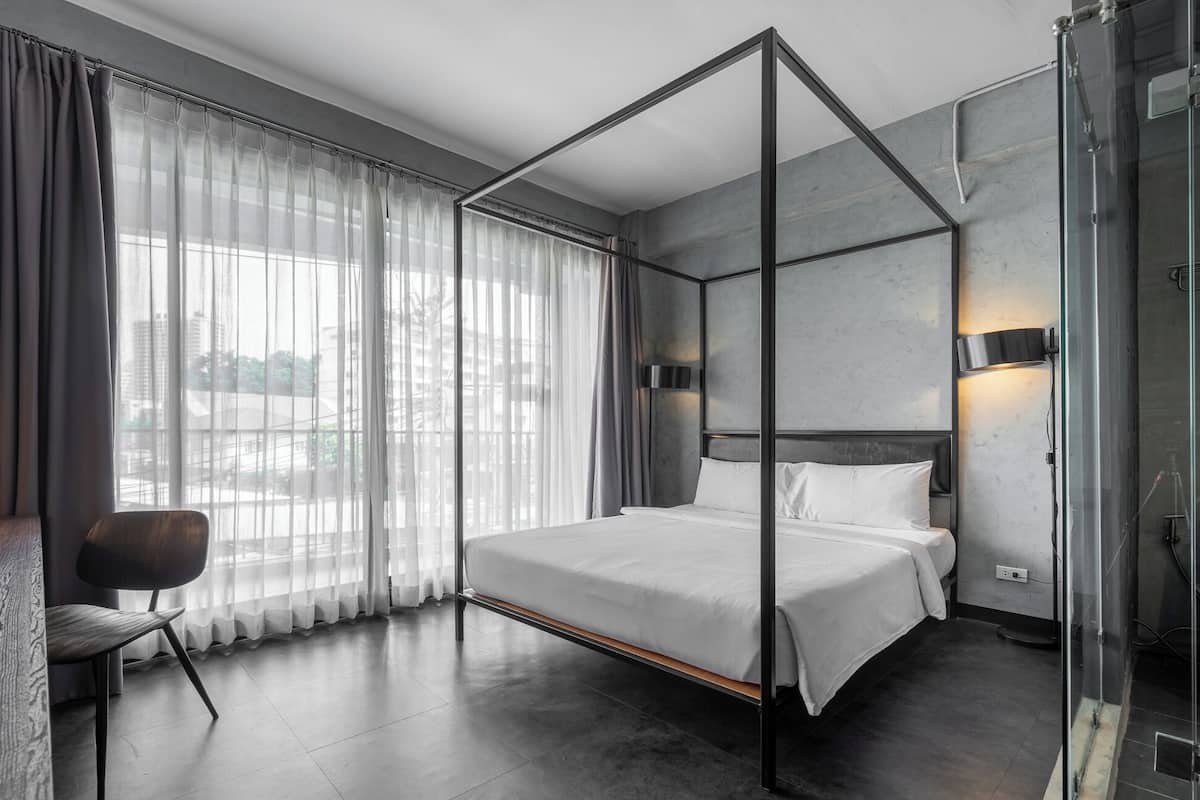 Escritorio, wifi gratis y ropa de cama