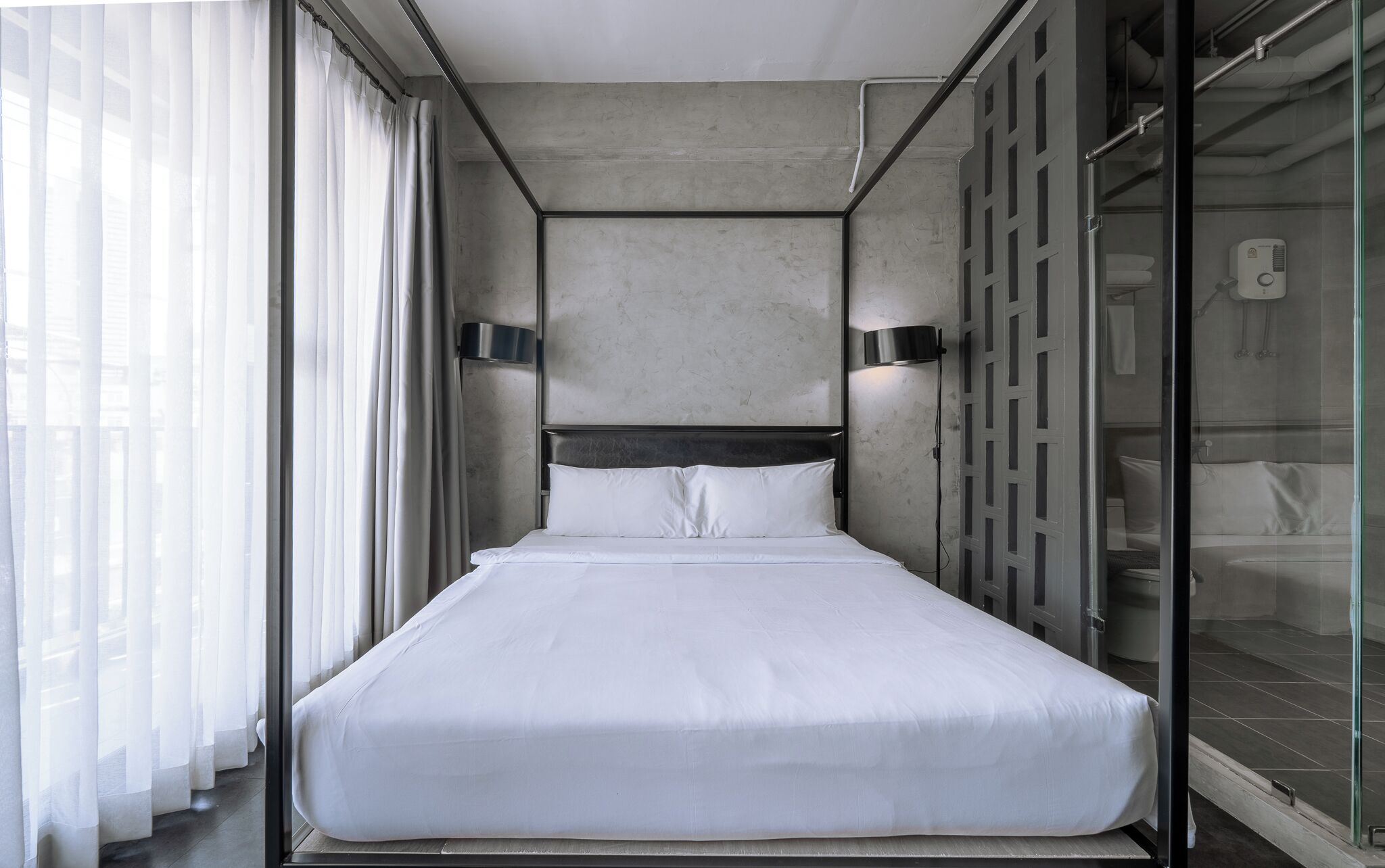 desk, free wifi, bed sheets