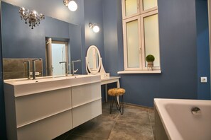 Apartment, Multiple Beds, Non Smoking | Bathroom | Bathtub, hair dryer, towels - P2 Apartment Budapest (Budapest)
