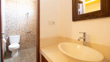 Een douche, handdoeken