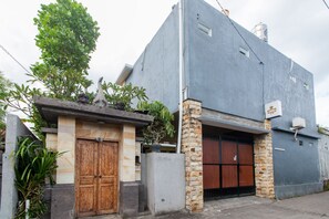 Front of property - OYO 401 The Frog Homestay Sanur (Denpasar)