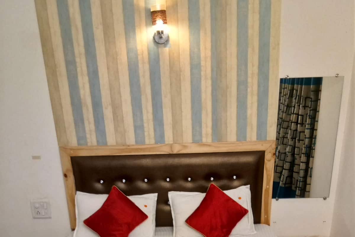 Deluxe Room | Rollaway beds (surcharge), bed sheets