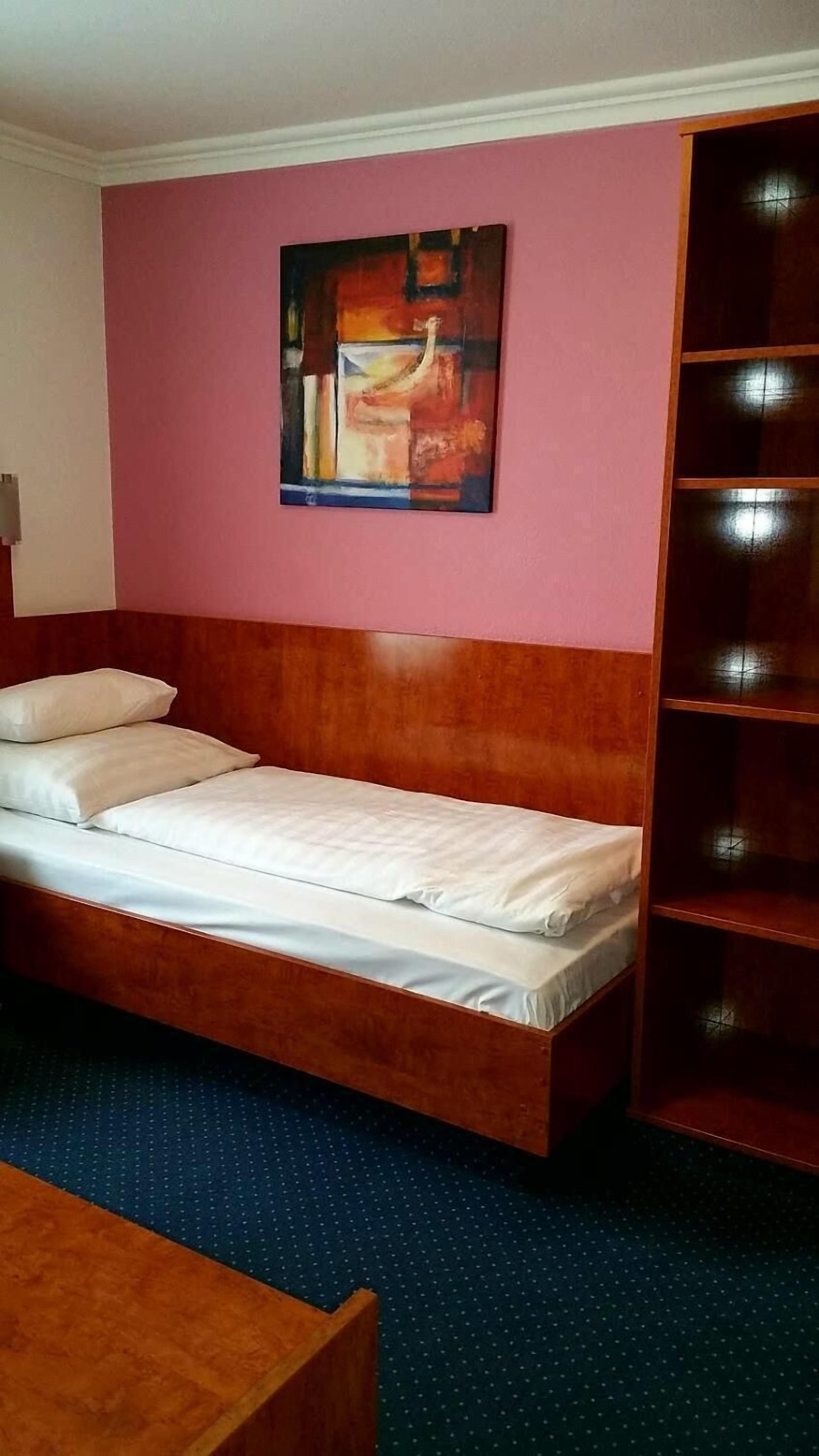 Eenpersoonskamer | Een bureau, gratis wifi, beddengoed