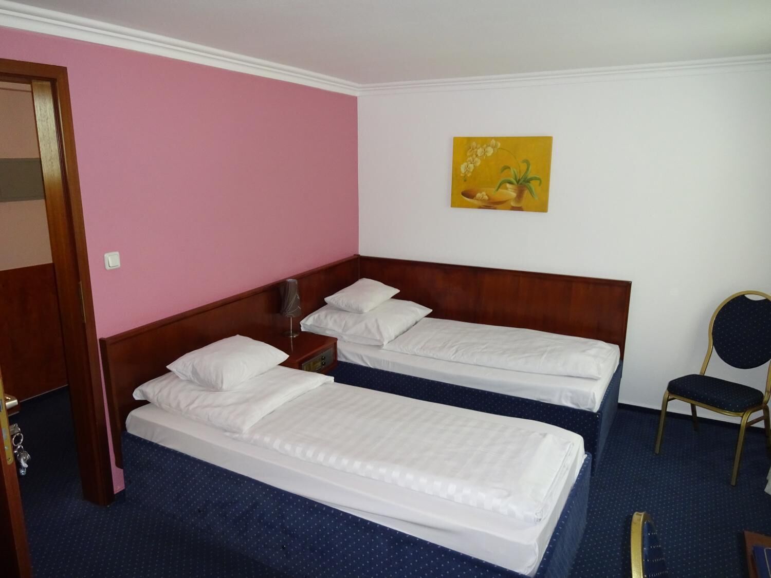 Tweepersoonskamer, 2 eenpersoonsbedden | Een bureau, gratis wifi, beddengoed