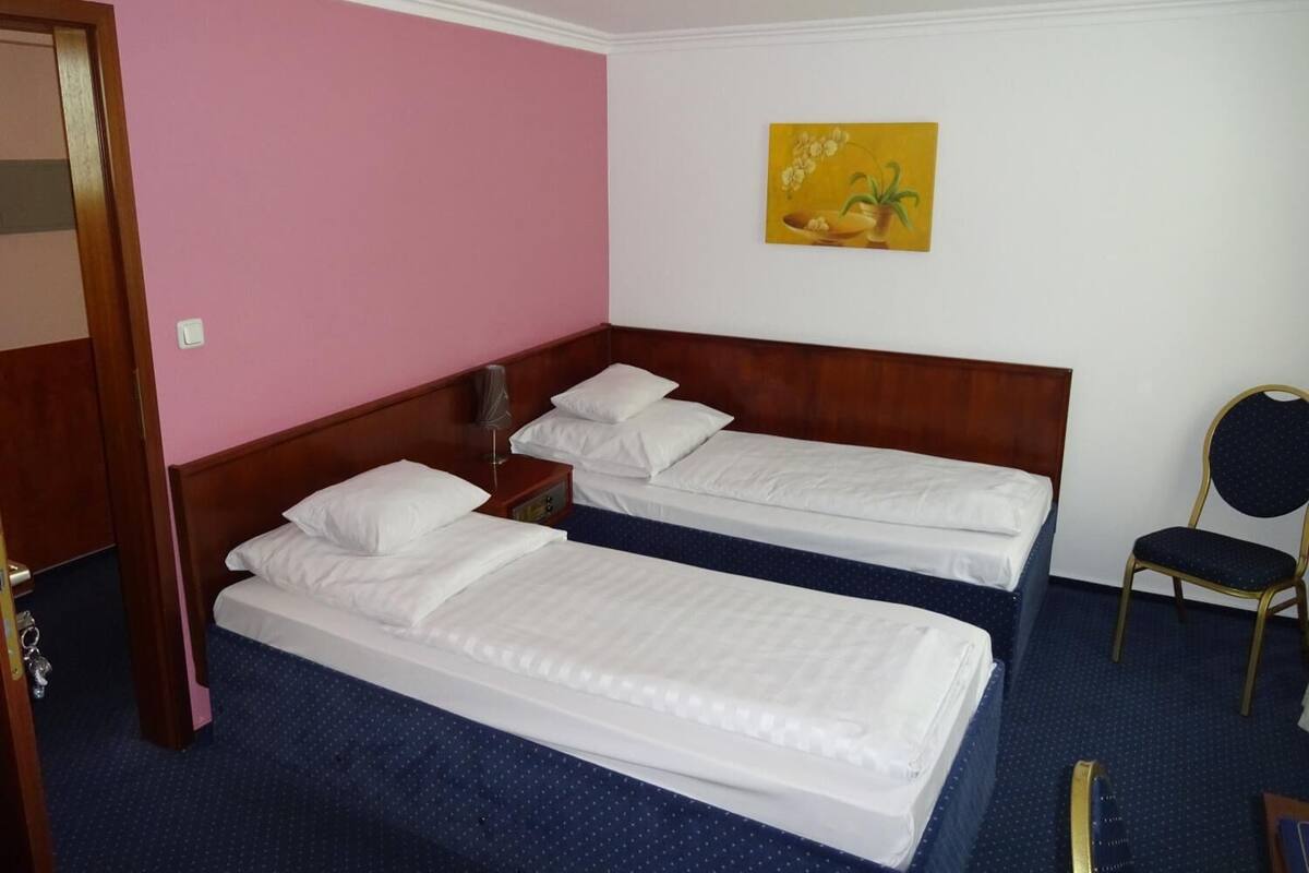 Quarto casal, 2 camas de solteiro | Escrivaninha, Wi-Fi de cortesia, roupa de cama