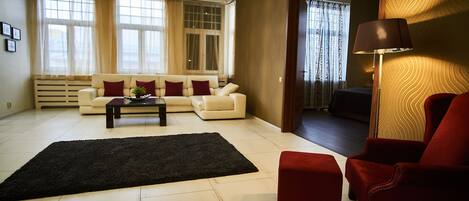 Apartment, 2 Doppelbetten, Nichtraucher | Wohnbereich | Smart-TV, Netflix