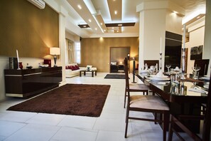 Apartment, 2 Doppelbetten, Nichtraucher | Wohnbereich | Smart-TV, Netflix