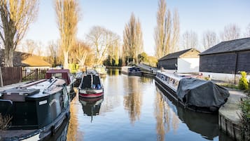 المنطقة المحيطة بالمنشأة