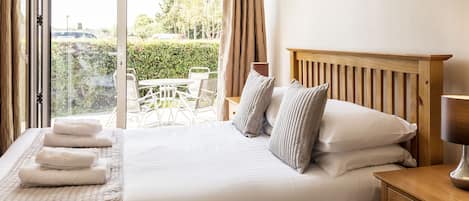 Habitación doble superior, patio | Decoración personalizada, muebles diferentes, escritorio y wifi gratis