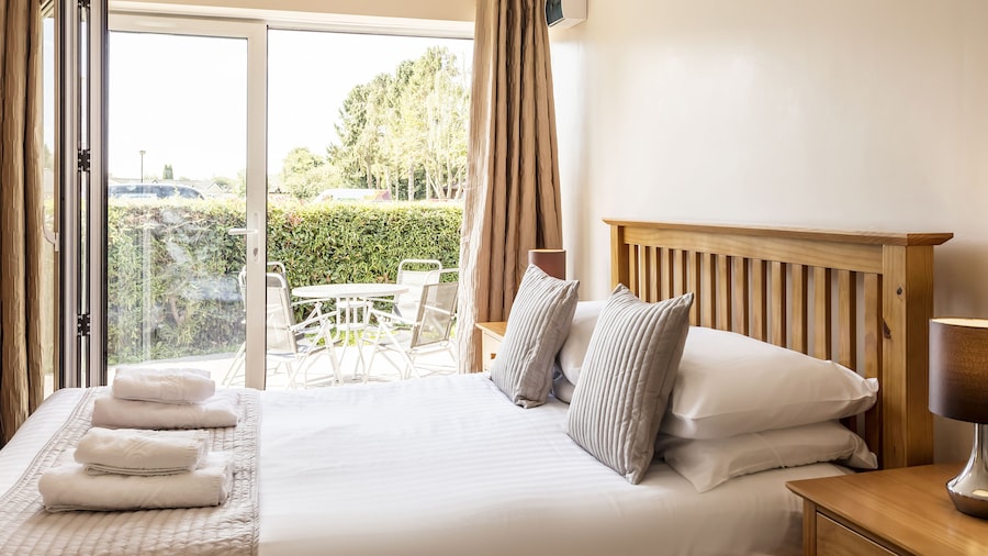 Roydon Marina Village Hotel