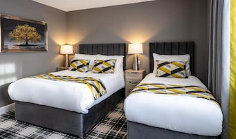 Escritorio, wifi gratis, decoración personalizada y muebles diferentes