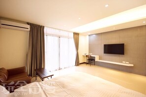 Escritorio, cortinas blackout y camas plegables/adicionales 
