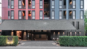 住宿正面 - 傍晚/夜晚