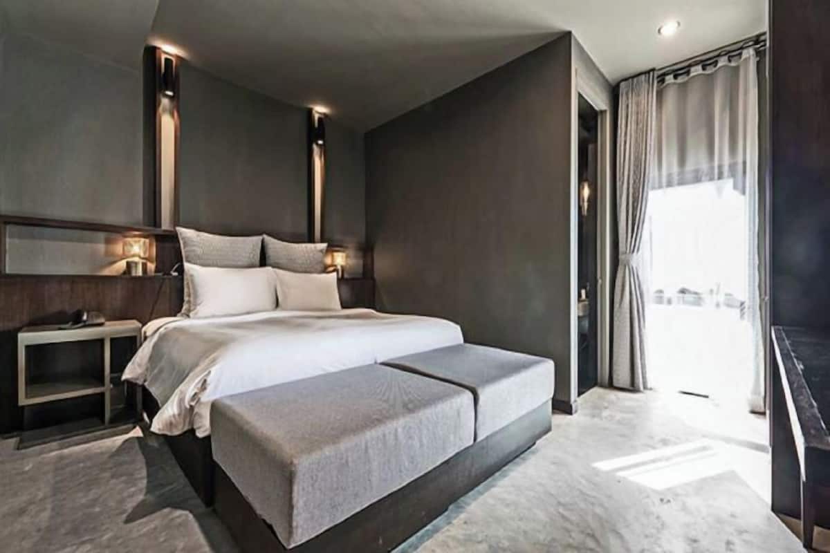 Minibar, caja de seguridad en la habitación y escritorio