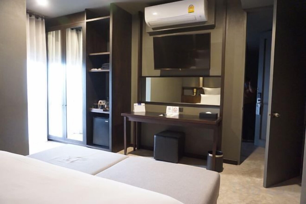 Minibar, caja fuerte, escritorio y cortinas opacas
