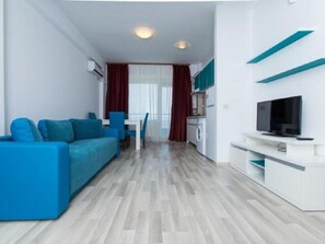 Comfort Apartment, Non Smoking, Sea View | Living room | 80-cm LCD TV with cable channels, TV - Apartamente Summerland SUN & FUN (Constanta)