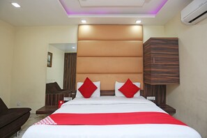 Double or Twin Room | Free WiFi, bed sheets - OYO 27864 Hotel Samrat (Gurugram)