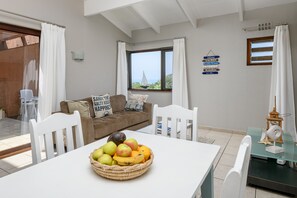 舒適別墅, 1 張加大雙人床, 非吸煙房, 海景 | 房內用餐