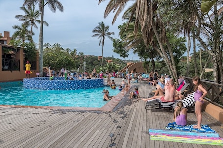 2 açık yüzme havuzu