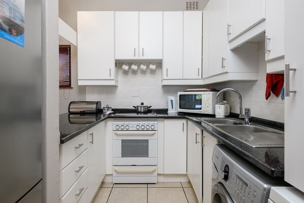 Comfort Villa, 1 Queen Bed, Non Smoking, Sea View | Private kitchen
