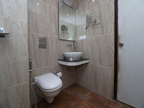 Phòng đôi hoặc 2 giường đơn | Phòng tắm | Đồ dùng nhà tắm miễn phí, khăn tắm 