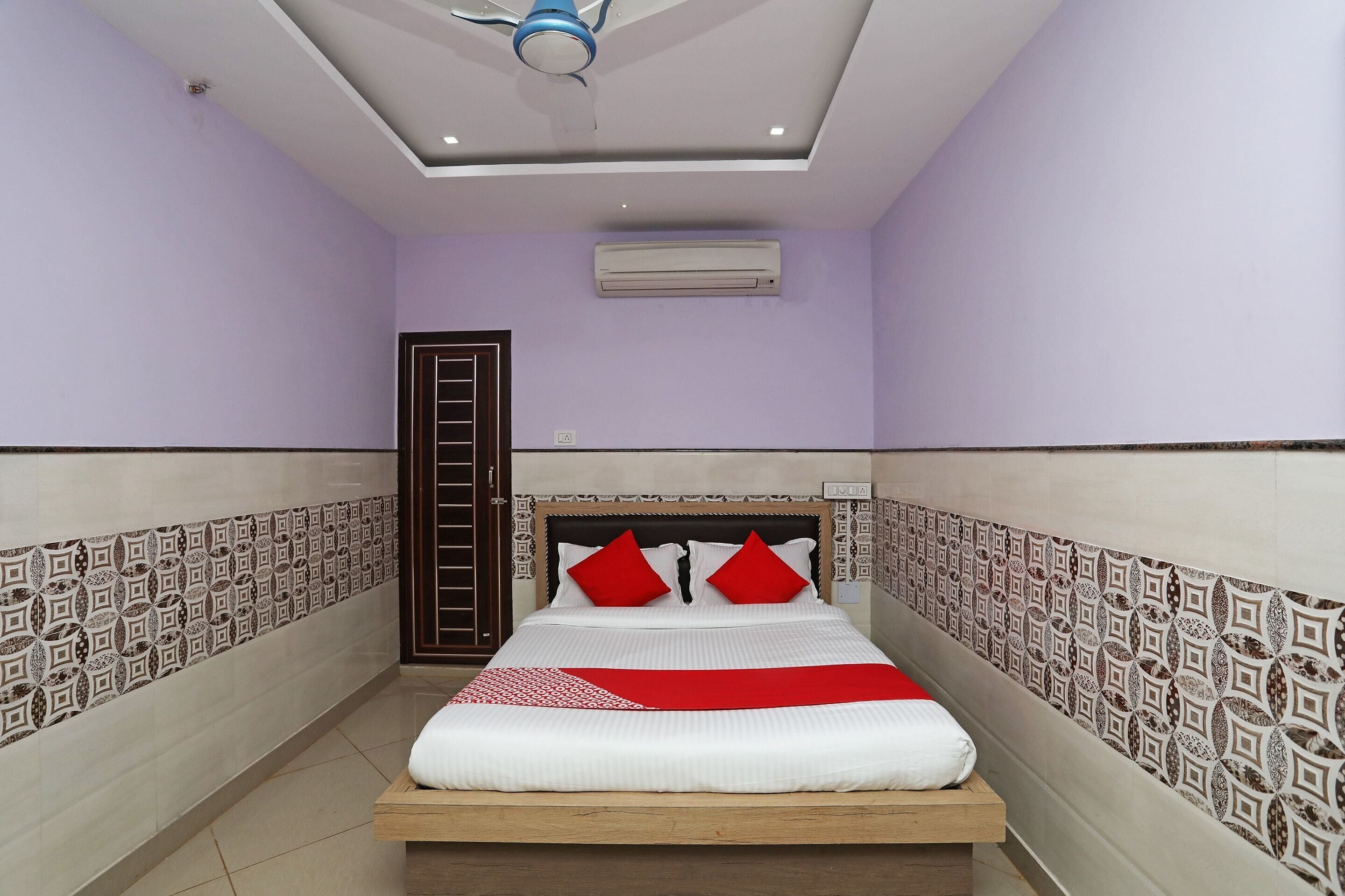 standard double room | bed sheets