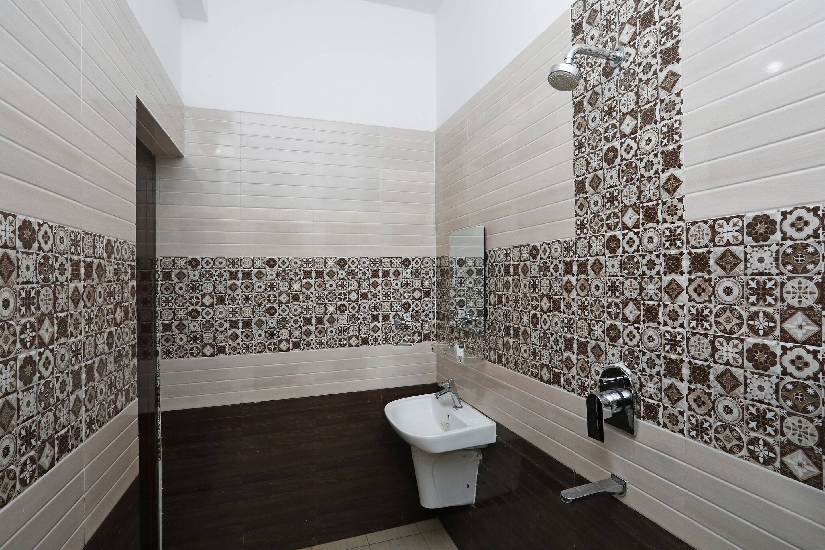 standard double room | bathroom | shower, free toiletries, towels