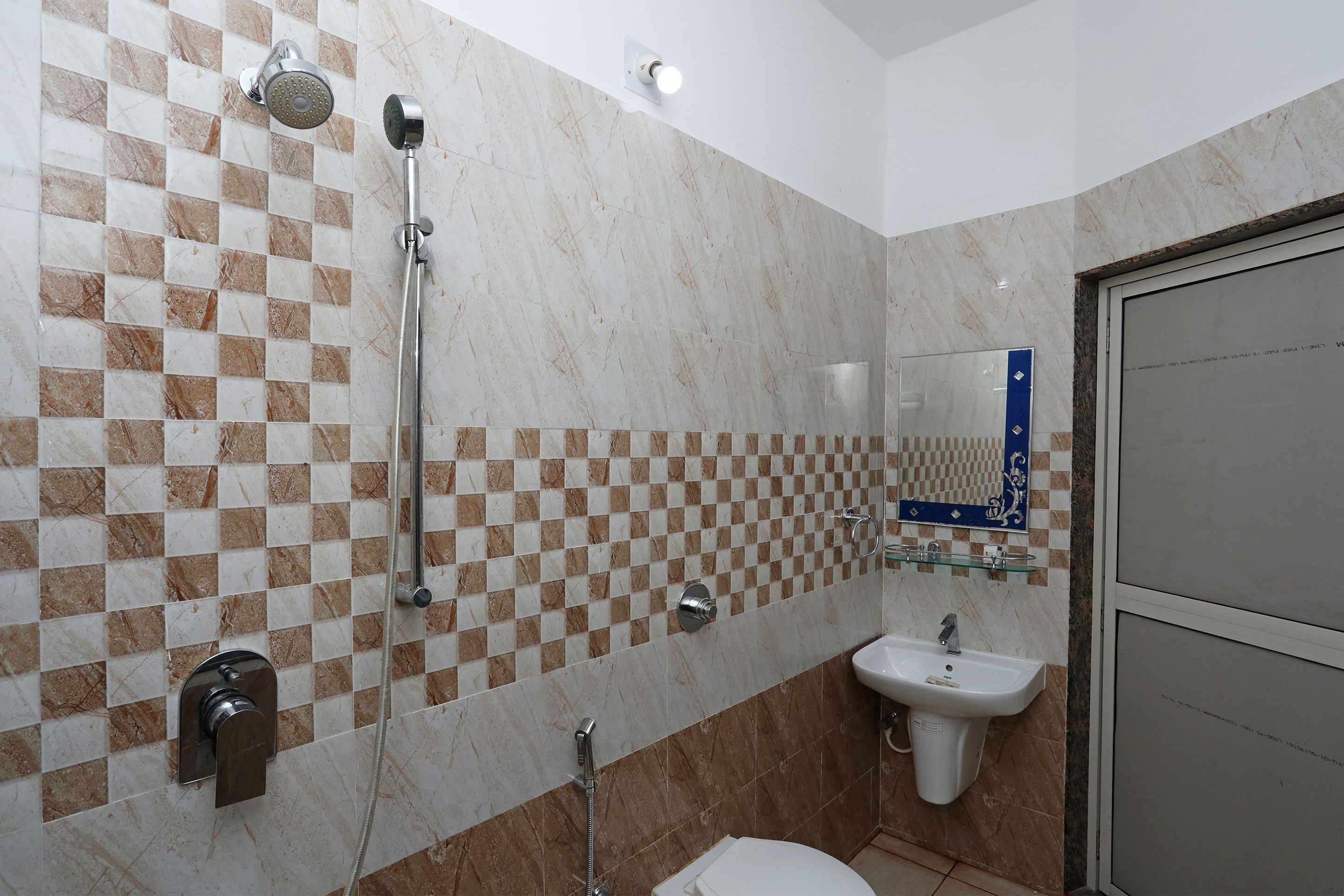 standard double room | bathroom | shower, free toiletries, towels