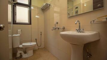 標準雙人房 | 浴室 | 免費盥洗用品、毛巾