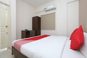 Quarto com cama, guarda-roupa, televisão e ar condicionado.