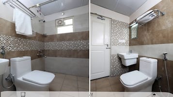 Chambre Double Standard | Salle de bain | Douche, articles de toilette gratuits, serviettes fournies
