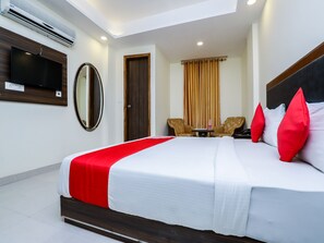 Habitación estándar doble | Espacio para trabajar con un portátil y ropa de cama