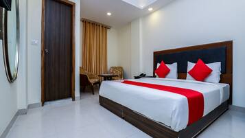 Deluxe Double or Twin Room, 1 King Bed | Laptop workspace, bed sheets