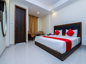 Habitación Deluxe con 1 cama doble o 2 individuales, 1 cama de matrimonio grande | Espacio para trabajar con un portátil y ropa de cama