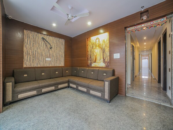 Lobby sitting area - OYO 24565 Hotel Morgan (Jaipur)