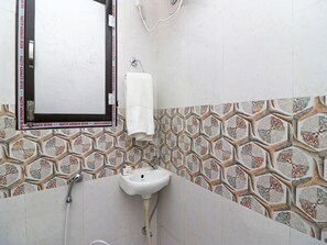 Phòng đôi hoặc 2 giường đơn | Phòng tắm | Đồ dùng nhà tắm miễn phí, khăn tắm