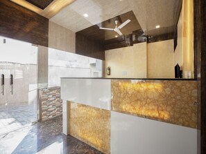 Reception - OYO Flagship 28149 Mangal Residency (Udaipur)