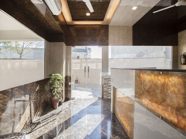 Reception - OYO Flagship 28149 Mangal Residency (Udaipur)