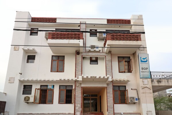 Front of property - OYO 23206 Hotel Sky View (Lucknow)