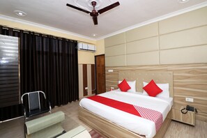 Deluxe Double or Twin Room, 1 King Bed | Premium bedding, WiFi (free), bed sheets - OYO 23206 Hotel Sky View (Lucknow)
