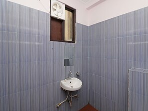 Deluxe Double or Twin Room, 1 King Bed | Bathroom
