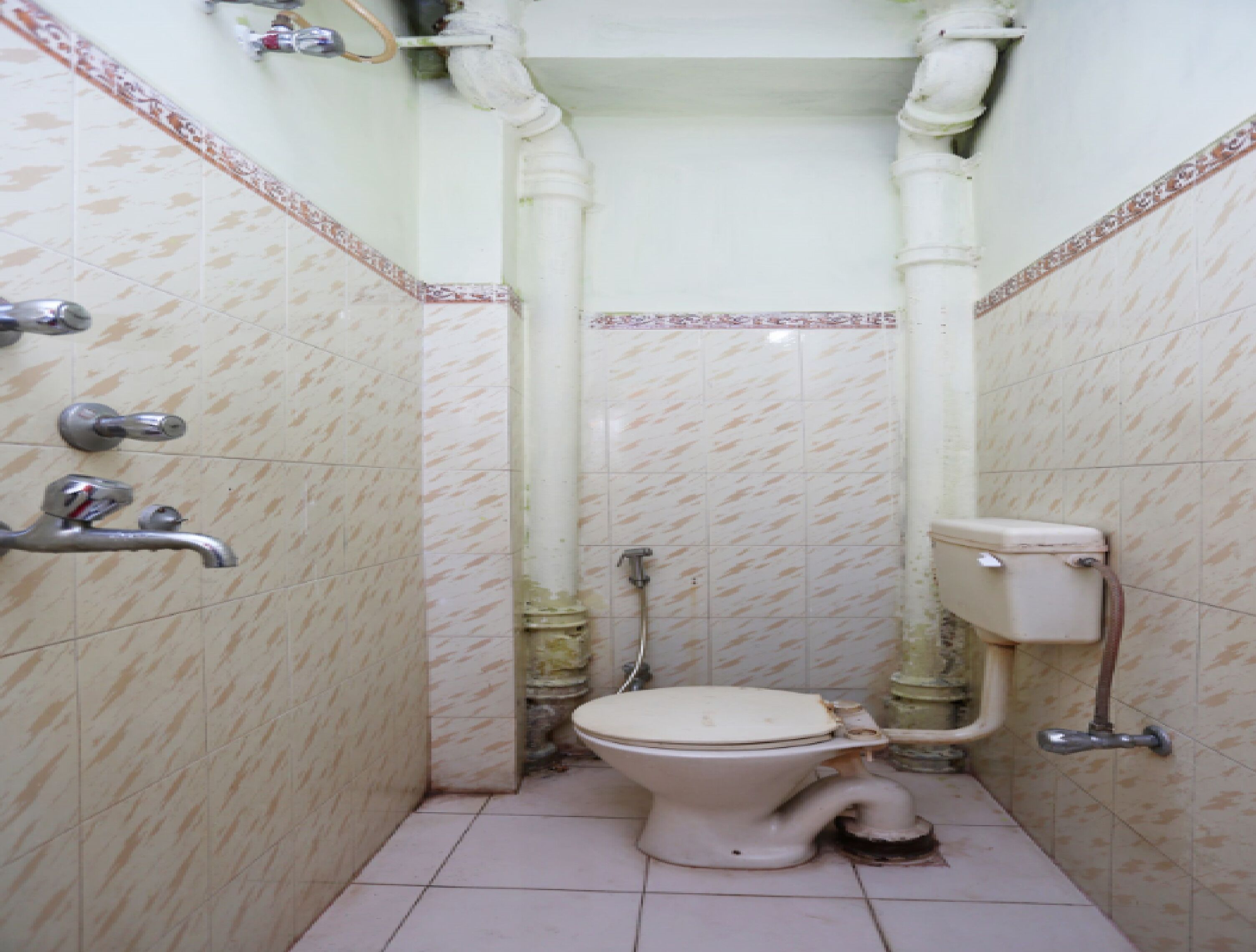 Un baño pequeño con inodoro, lavamanos y ducha.