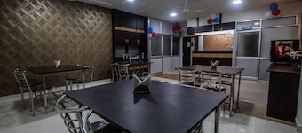 OYO 15700 Spectrum Residency